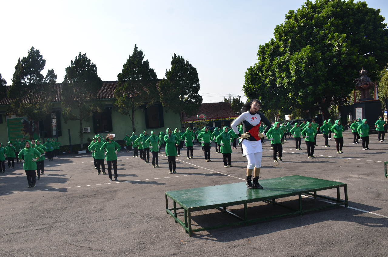 Persit Korem 073/MKT Serta Jajaran  Gelar Senam Bersama Untuk Menjaga Kebugaran Tubuh